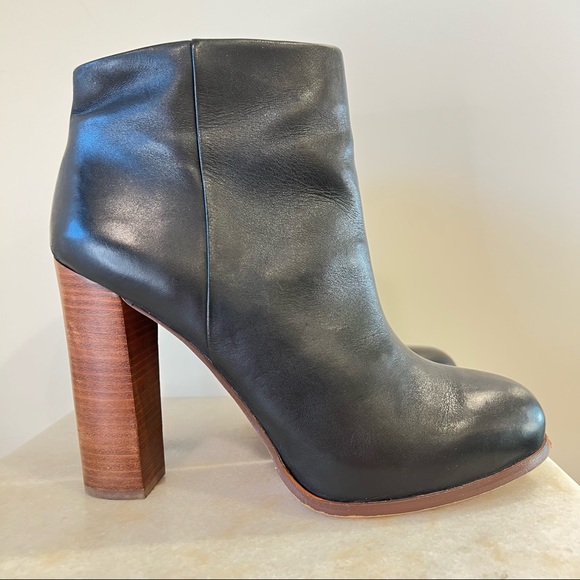 Like New! Vince Camuto 'Grenadine' Black Leather Ankle Stacked Heel Bootie * - Picture 3 of 9